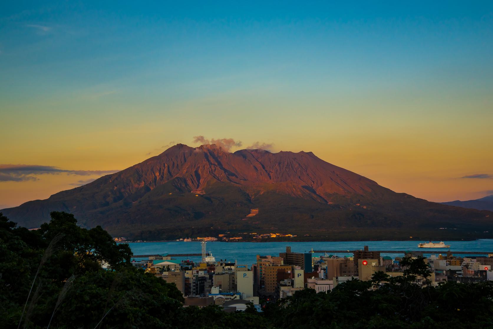 夕日に染まる桜島の山肌-1