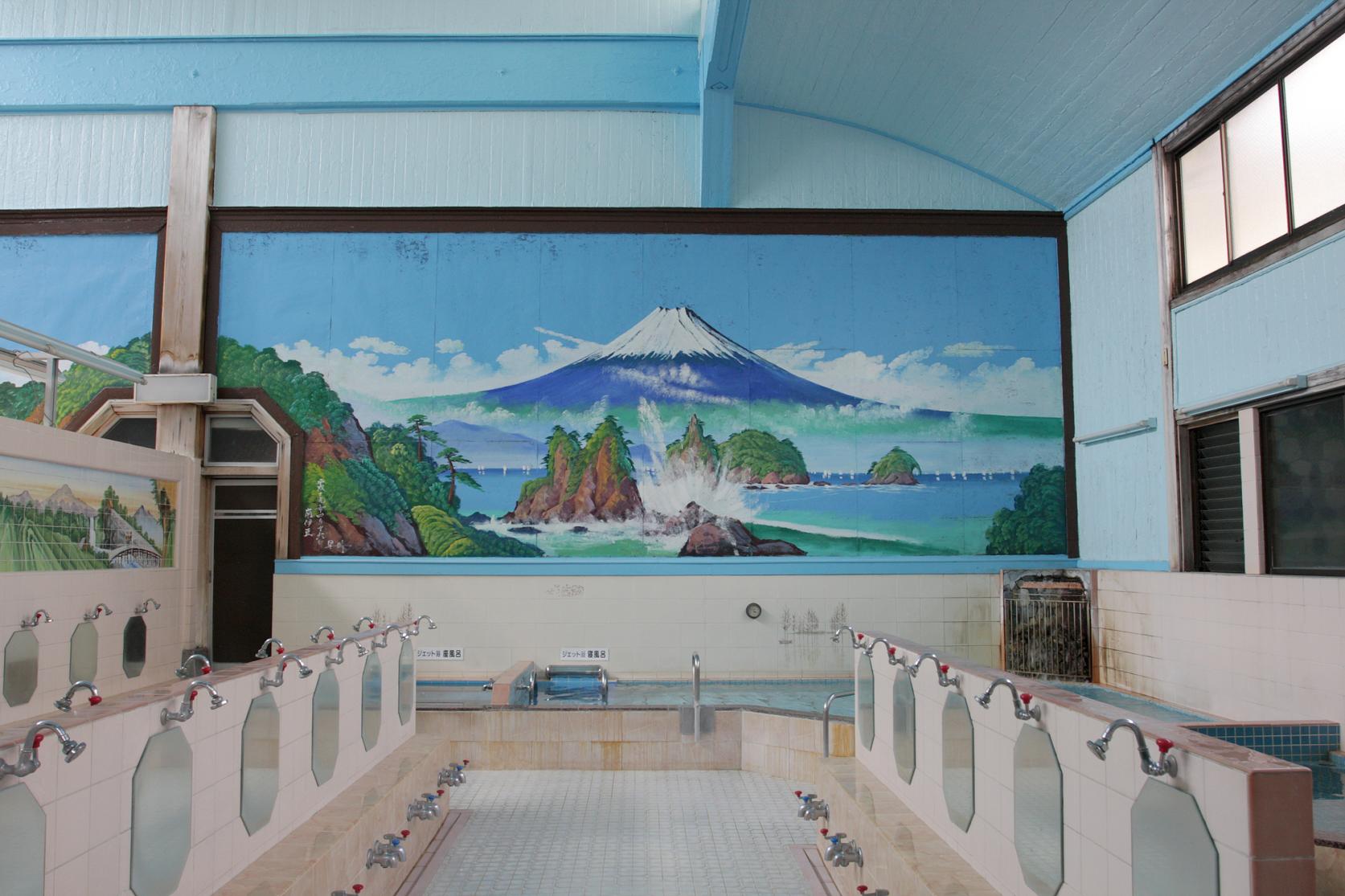 Even public bath houses use water from a hot spring.-1