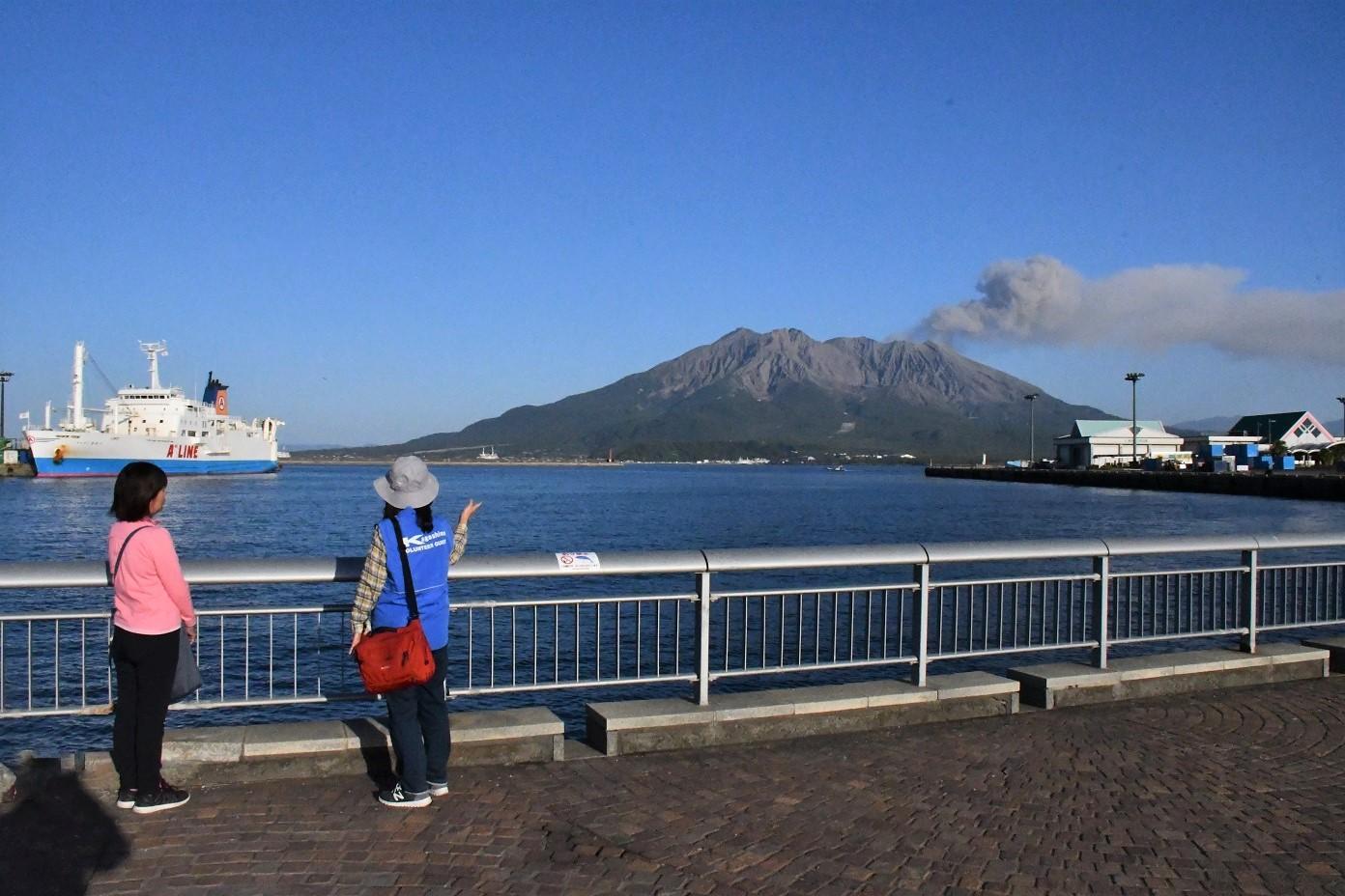 ウオーターフロント（桜島と錦江湾を眺める）-1