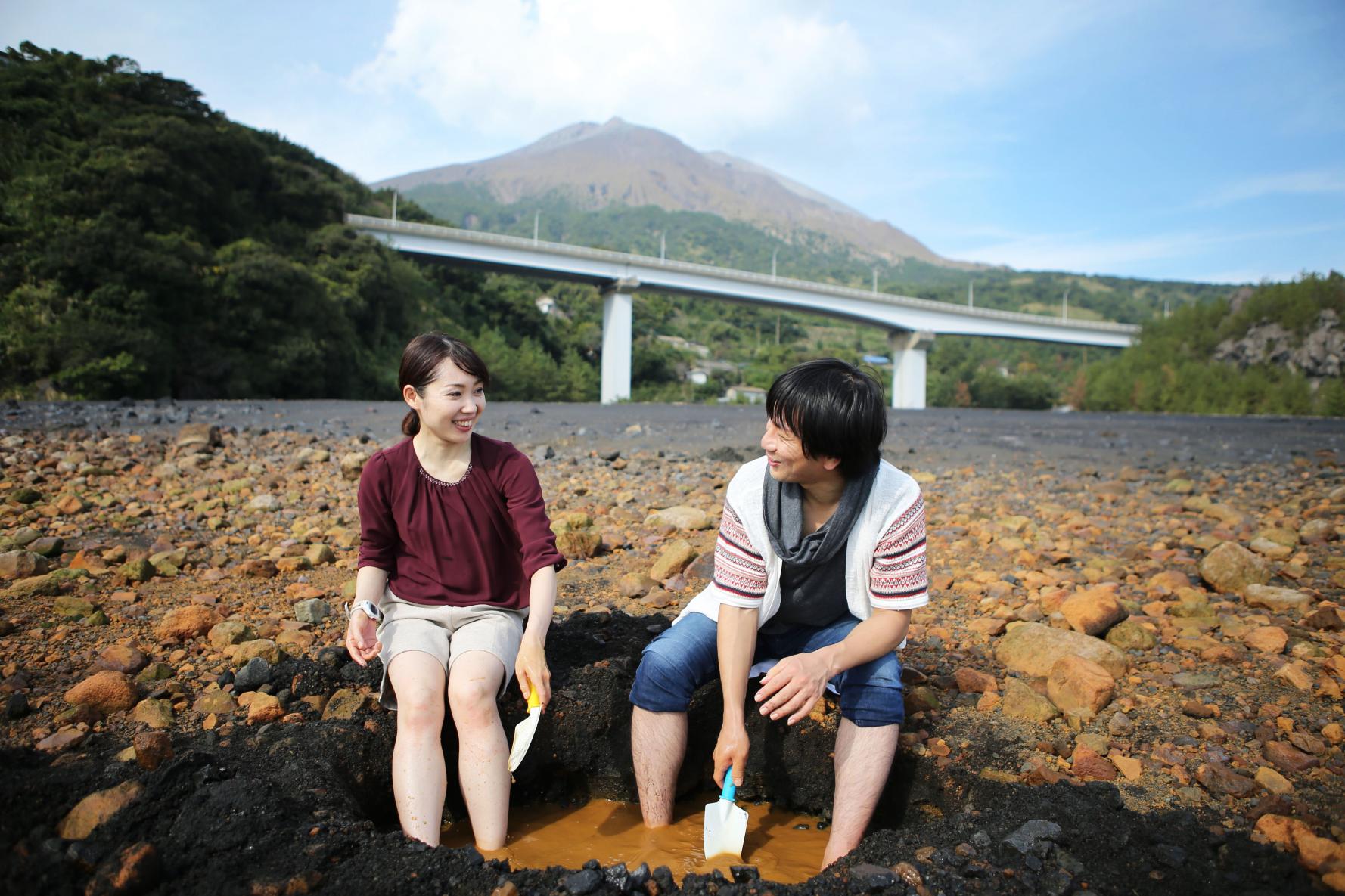 Digging a natural hot spring in Sakurajima-1