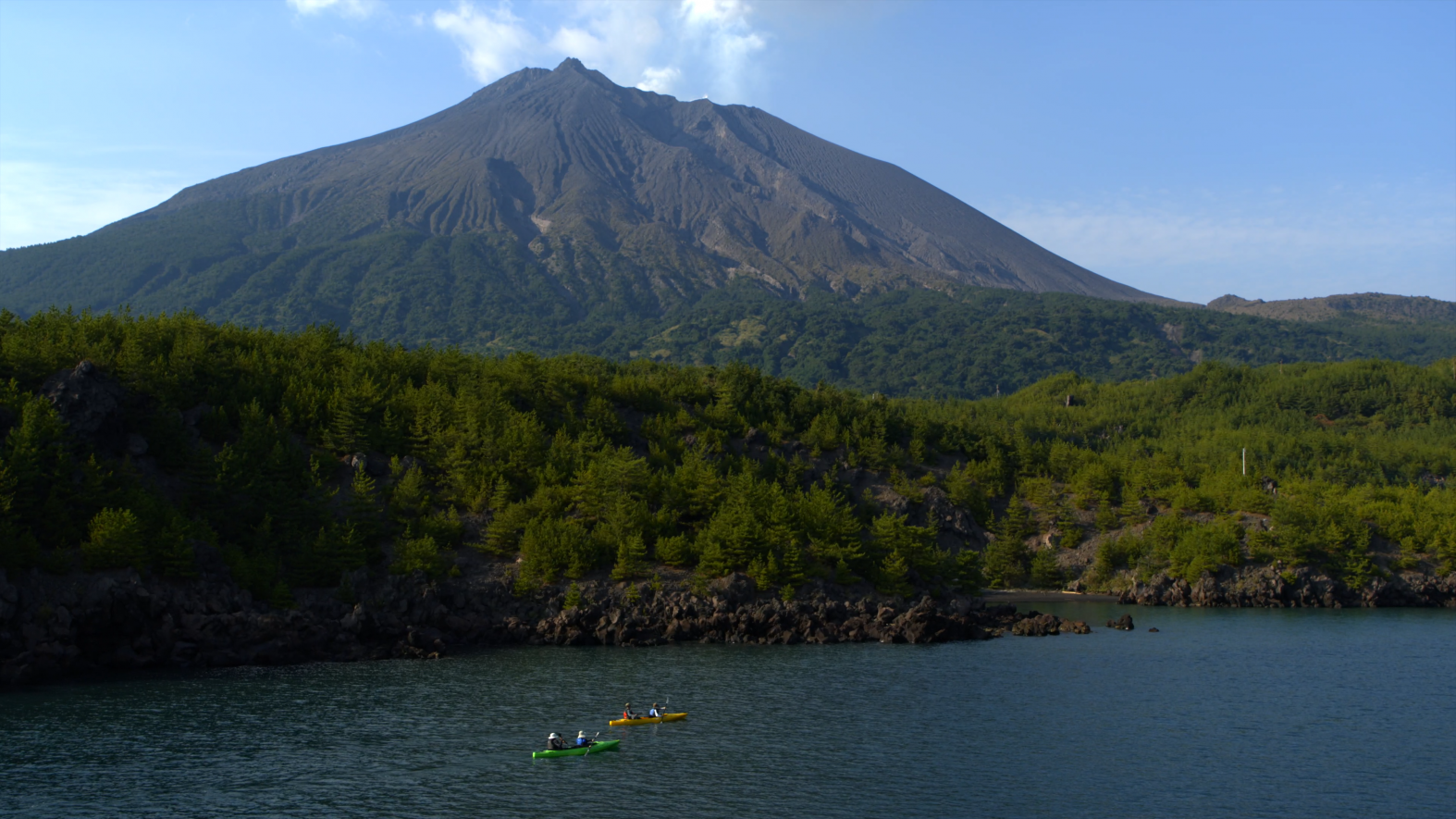 カヤックとトレッキングツアー～活火山・桜島の沿岸をカヤックで楽しみ、海からしか行けない渓谷を探検～-0