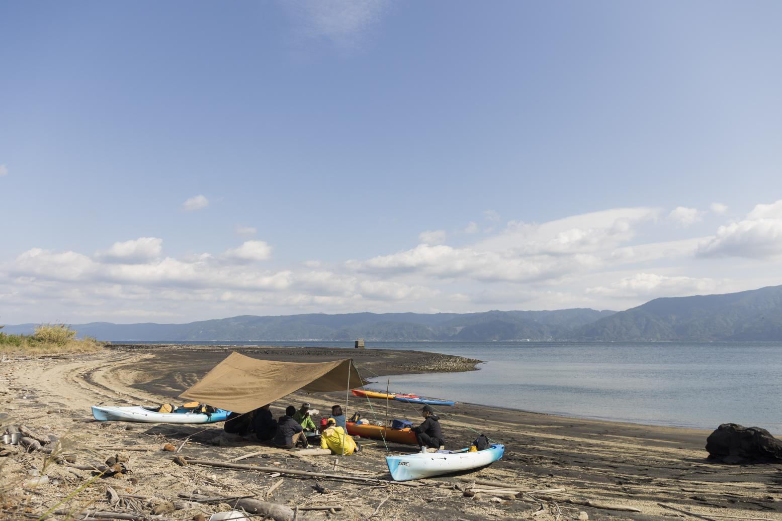 与环球旅行冒险家一同在火山海上划皮划艇，在熔岩峡谷间徒步旅行。-4