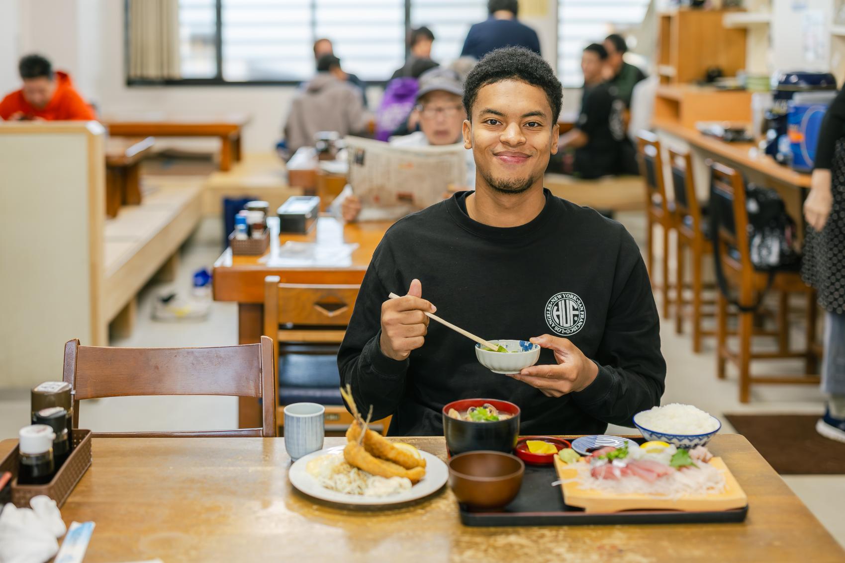 역사 깊은 시장식당에서   아침을 먹습니다!-0